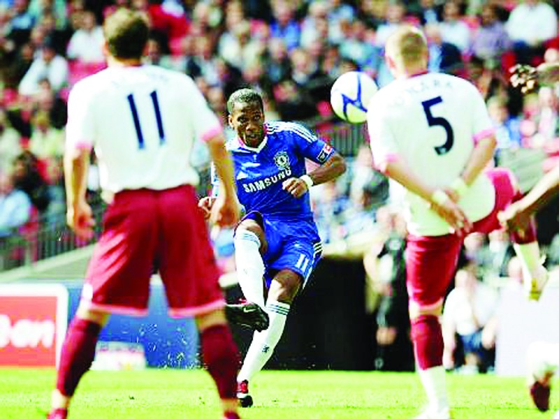 Drogba (giữa) ghi bàn duy nhất mang lại chiến thắng lịch sử cho Chelsea