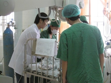 Cháu Linh đang được cấp cứu tại Bệnh viện Nhi Thanh Hoá - (Ảnh: Pháp luật - xã hội)