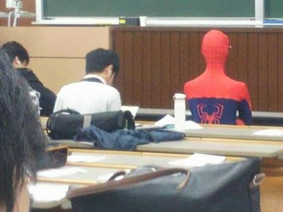 'Người Nhện' đột nhập lớp học tại Nhật Bản
