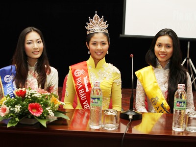 Hoa hậu Đặng Thị Ngọc Hân và 2 Á hậu tại báo Tiền Phong