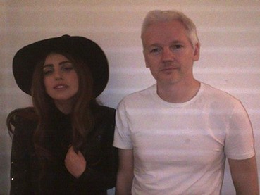 Lady Gaga và ông chủ Wikileaks Julian Assange