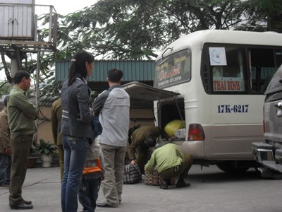 Kiểm tra xe chở hàng lậu tại Chi cục Quản lý thị trường Quảng Ninh (ảnh chụp ngày 10-12)