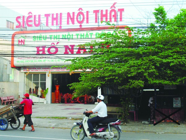 Căn chòi bà Nguyễn Kim Phượng (x) cạnh khu đất bị mất
