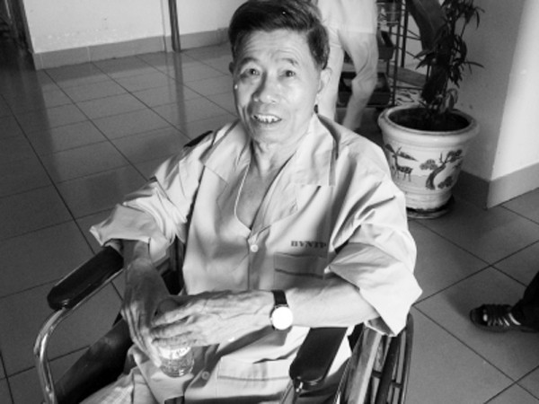 Bệnh nhân Phan Văn Lục, 71 tuổi đã trở lại sinh hoạt bình thường sau khi được bác sĩ đặt điện cực kích thích vào trong não Ảnh L.N