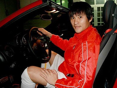 Cầu thủ Việt, siêu xe và bão giá