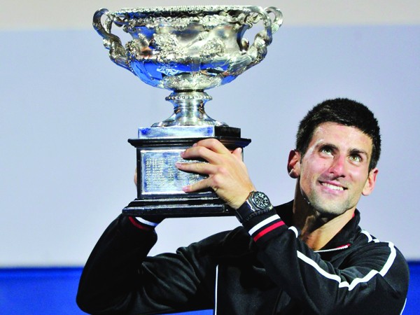 Novak Djokovic nâng cao chiếc cúp vô địch sau trận đấu dài nhất lịch sử Grand Slam Ảnh: Getty Images
