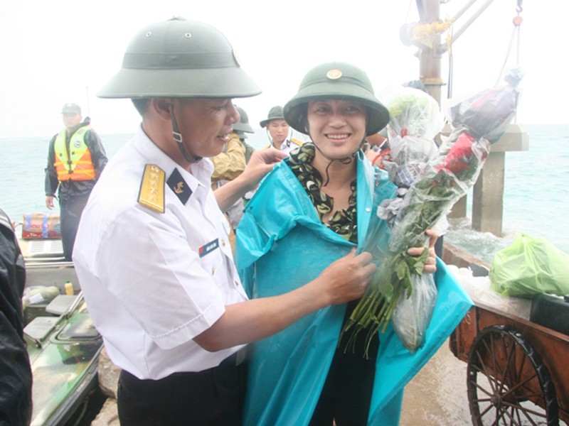 Đại úy Đồng Văn Sình đón vợ từ Hải Dương vào thăm, tại cầu cảng đảo Nam Yết