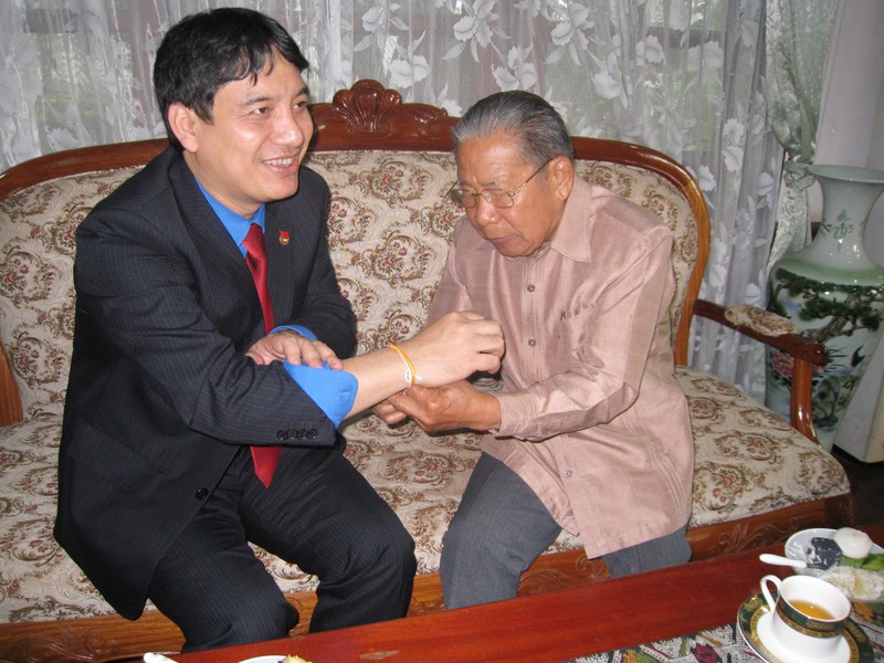 Ông Saman Vinhaket buộc chỉ cổ tay và chúc phúc cho anh Nguyễn Đắc Vinh