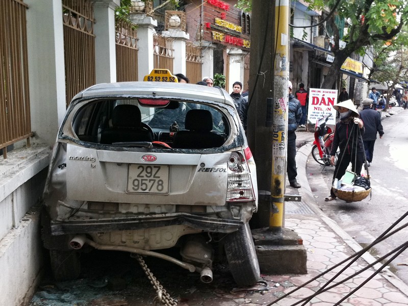 Chiếc taxi bị đâm méo mó