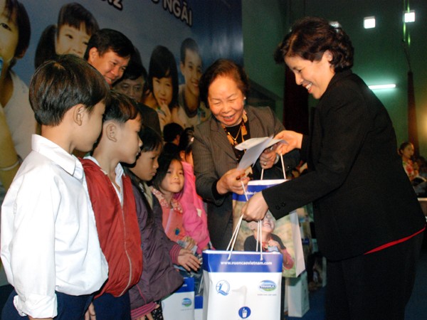 Phó Chủ tịch nước Nguyễn Thị Doan thăm và tặng quà huyện đảo Lý Sơn