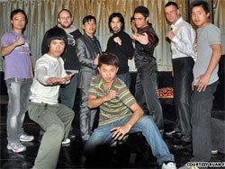 Ruan Fenghua (hàng sau, thứ ba từ trái qua) và những diễn viên đóng thế do anh huấn luyện. Ảnh: CNNGO