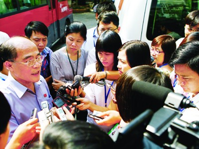 Phó Thủ tướng thường trực Nguyễn Sinh Hùng trả lời phỏng vấn báo chí tại Quốc hội Ảnh: Hồng Vĩnh