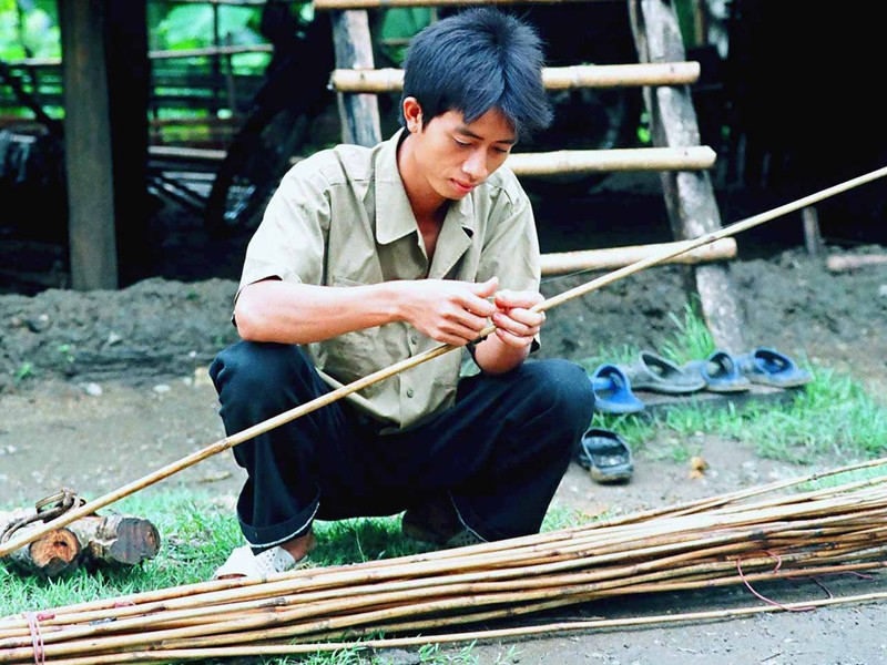 Anh Hà Văn Hình, bản Buốn, xã Tén Tằn, huyện Mường Lát (Thanh Hóa) chuẩn bị cần câu để đi câu cá lăng ở sông Mã