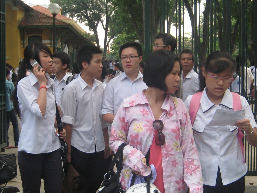 Thí sinh thi xong môn Tóan tại trường THPT CHu Văn An, Hà Nội