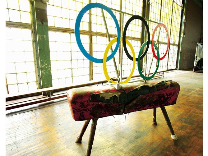 Phòng tập thể dục và năm vòng tròn biểu tượng của Olympic từ năm 1936