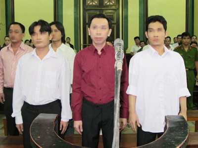 Bị cáo Phan Cao Trí (áo sẫm màu) cùng đồng phạm trước vành móng ngựa