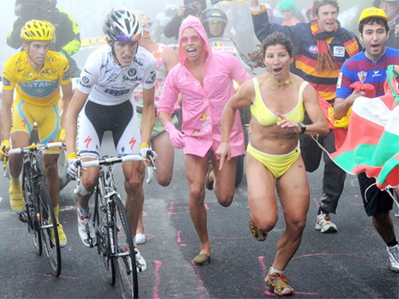 Cổ động viên Tour de France khỏa thân chạy theo đoàn đua