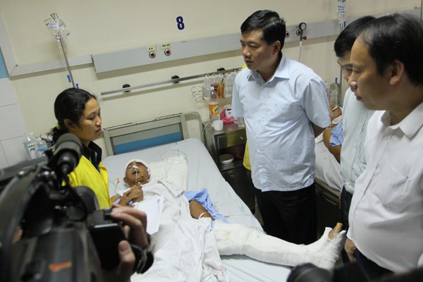 Bộ trưởng Đinh La Thăng thăm nạn nhân tai nạn giao thông tại bệnh viện Việt Đức