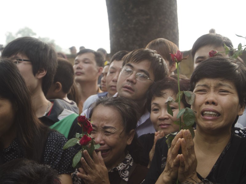 Hàng vạn người quỳ trước cổng nhà Đại tướng tiễn đưa Linh cữu