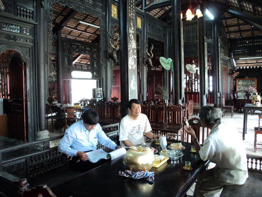 Trong ngôi nhà cổ (chủ nhà Nguyễn Thanh Vân ngồi giữa). Ảnh: S.N