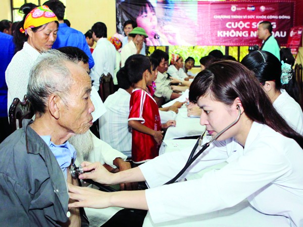 Hội bác sĩ trẻ tỉnh Hà Tĩnh tham gia khám, chẩn đoán bệnh tình nguyện cho hơn 1.000 người dân, gia đình chính sách tỉnh Hà Tĩnh và tỉnh Bolykhamxay (Lào) ngay sau Lễ phát động Ảnh: TTXVN