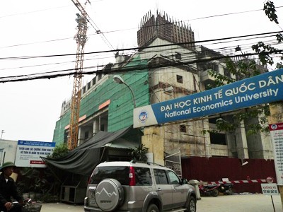 Tòa nhà Trung tâm Đào tạo trường ĐH Kinh tế Quốc dân vẫn chưa xây xong vì thiếu vốn Ảnh: Hồng Vĩnh