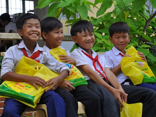 17.500 suất quà hỗ trợ con em nông dân đến trường