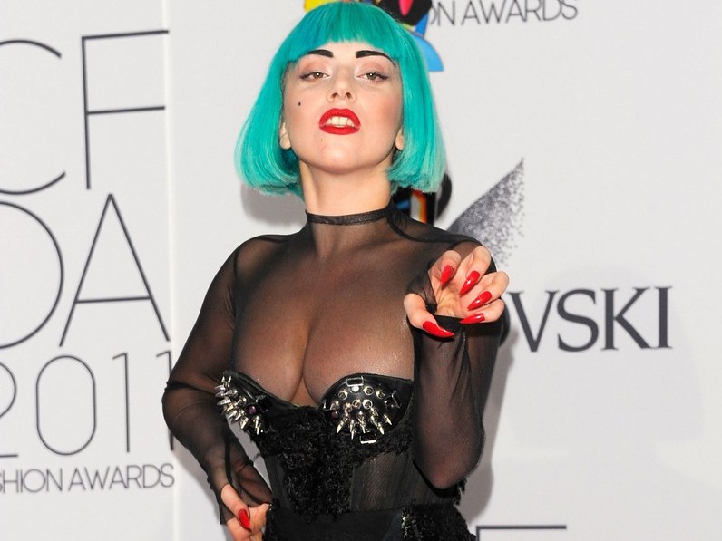 Lady Gaga phô diễn mốt giày khủng, ngực bự