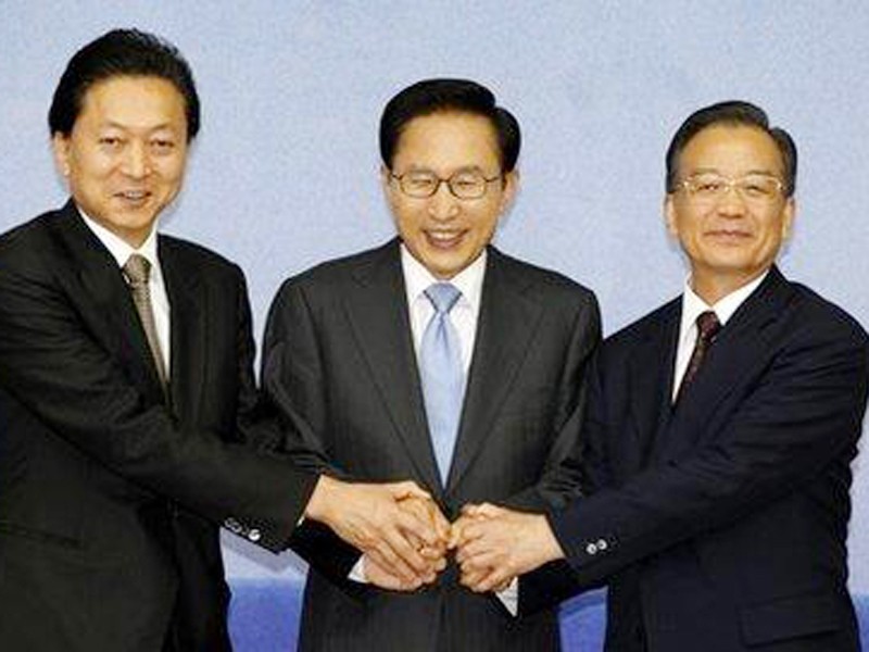 Từ trái qua phải: Thủ tướng Nhật Bản Hatoyama, Tổng thống Hàn Quốc Lee Myung - bak và Thủ tướng Trung Quốc Ôn Gia Bảo tại hội nghị cấp cao Nhật -Trung - Hàn hôm 29 -5. Ảnh: AP