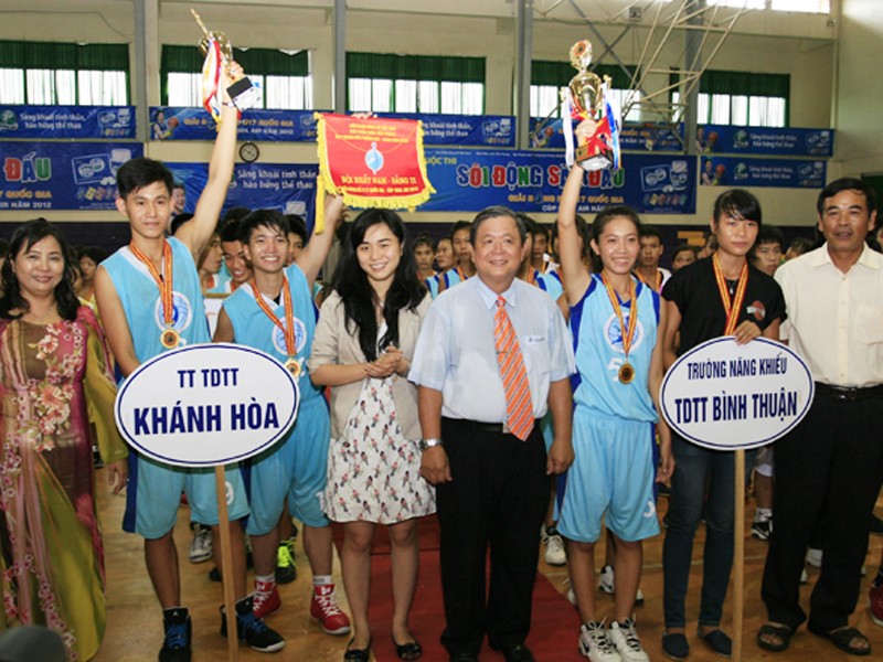 BTC trao giải Nhất khu vực miền Trung cho hai đội Khánh Hòa và Bình Thuận