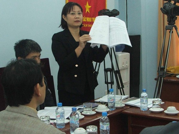 Chị Trịnh Thúy Mai - đại diện cư dân Keangnam cho rằng báo cáo về giá dịch vụ của chủ đầu tư thiếu minh bạch. Ảnh: Minh Tuấn