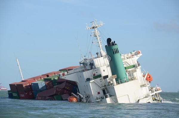 Trục vớt tàu chở 666 container bị đâm chìm