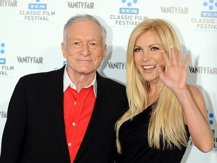 Ông chủ Playboy đính hôn với người đẹp kém 61 tuổi