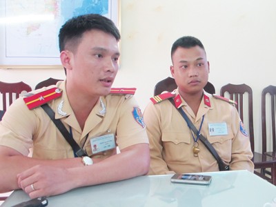 Hai chiến sĩ Đoàn Quang Trụ và Thượng sỹ Ngô Quốc Tuân kể lại chuyện bắt cướp với phóng viên