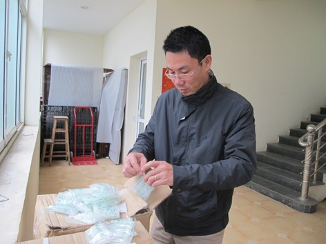 Bắt 80.000 lọ hóa chất Trung Quốc: Bốn ngành phó mặc cho dân