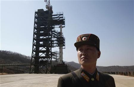 Một lính Triều Tiên đứng canh địa điểm phóng vệ tinh Unha-3
