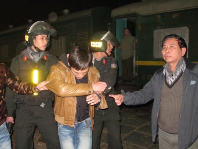 Một đối tượng tấn công cảnh sát bị bắt giữ Ảnh: Lê Dương