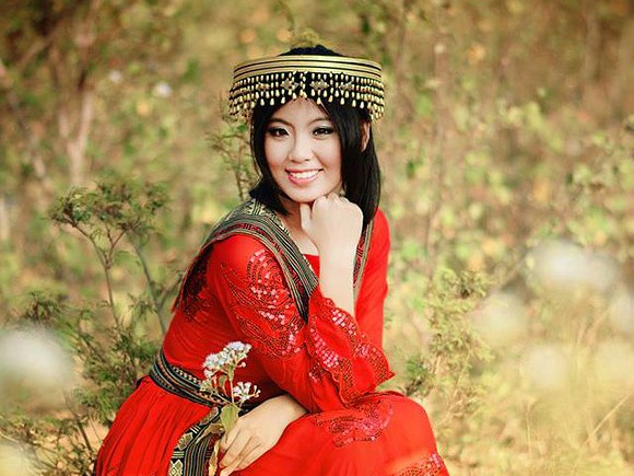 Thiếu nữ H'Mông trong tiết trời Xuân
