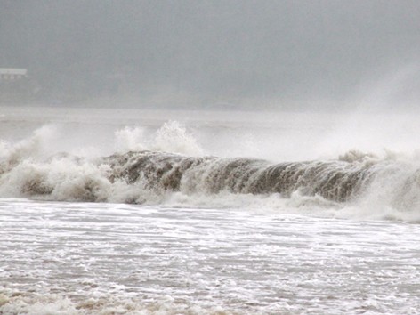 Sóng dữ hung hãn đe dọa bờ biển Đà Nẵng