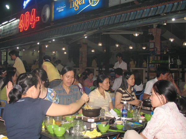 Vỉa hè đường Nguyễn Văn Linh, quận 7 san sát nhà hàng, quán nhậu Ảnh: Lê Nguyễn