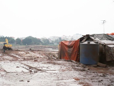 Theo BQL dự án thoát nước Hà Nội: Quý 4-2011, các lều lán ở hồ Linh Đàm được giải toả Ảnh: Trọng Đảng