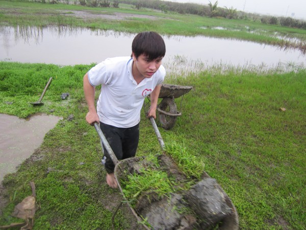 Lội bùn và chia sẻ yêu thương ở Trung tâm Thiện Giao