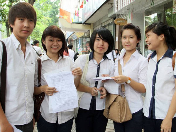 Học sinh Hà Nội với nụ cười rạng rỡ sau kỳ thi tốt nghiệp trung học Ảnh: Minh Đức