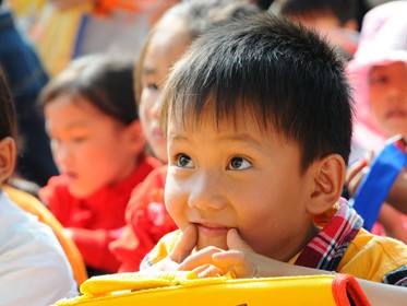 Học sinh Trường tiểu học Minh Hóa (huyện Minh Hóa, Quảng Bình) nhận quà tặng của bạn đọc báo Tuổi Trẻ để tiếp tục trở lại trường. Ảnh: T.T.D. (Tuổi Trẻ)
