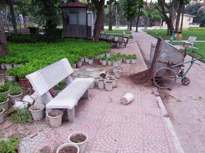 Đường dạo quanh công viên bị xe chở rác “bịt” kín