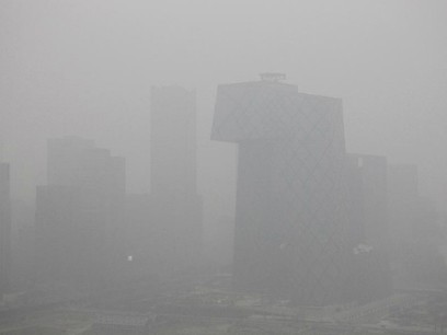 Các tòa nhà ở Bắc Kinh chìm trong khói bụi ô nhiễm