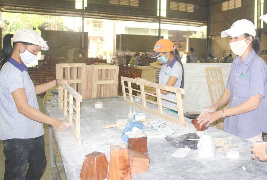Một cơ sở sản xuất sản phẩm gỗ xuất khẩu ở TP Biên Hòa (Đồng Nai)
