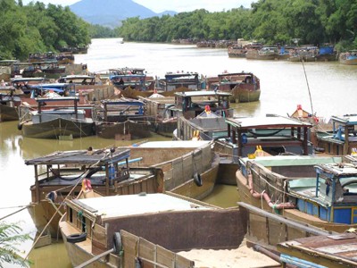 Ghe thuyền trên sông Thu Bồn (Quảng Nam) im lìm vì lệnh cấm khai thác cát