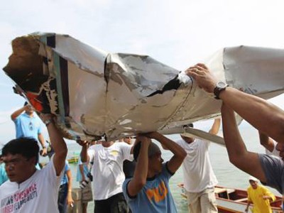 Hai máy bay chở bộ trưởng rơi, 31 người chết