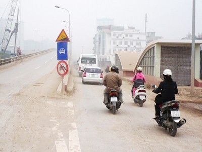 Sáng qua nhiều phương tiện chen nhau bên dưới, bên trên cầu cạn vắng bóng phương tiện. Ảnh: T.Đảng